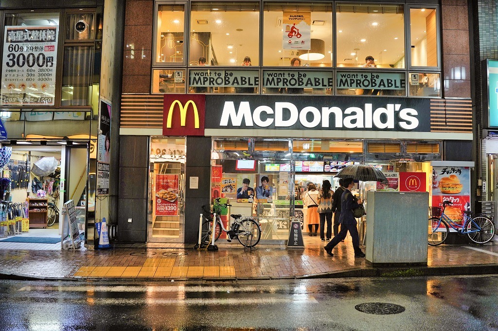 夕暮れ、雨降り、駅前点写　（３）