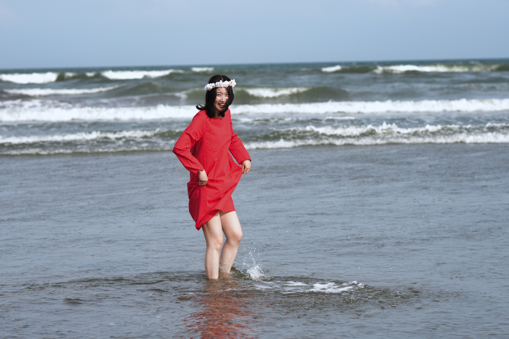 赤の人と海