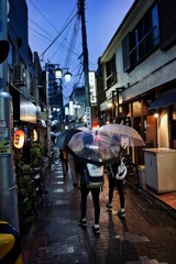 雨降り夕暮れ、下町へ　（２）