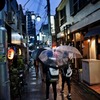 雨降り夕暮れ、下町へ　（２）