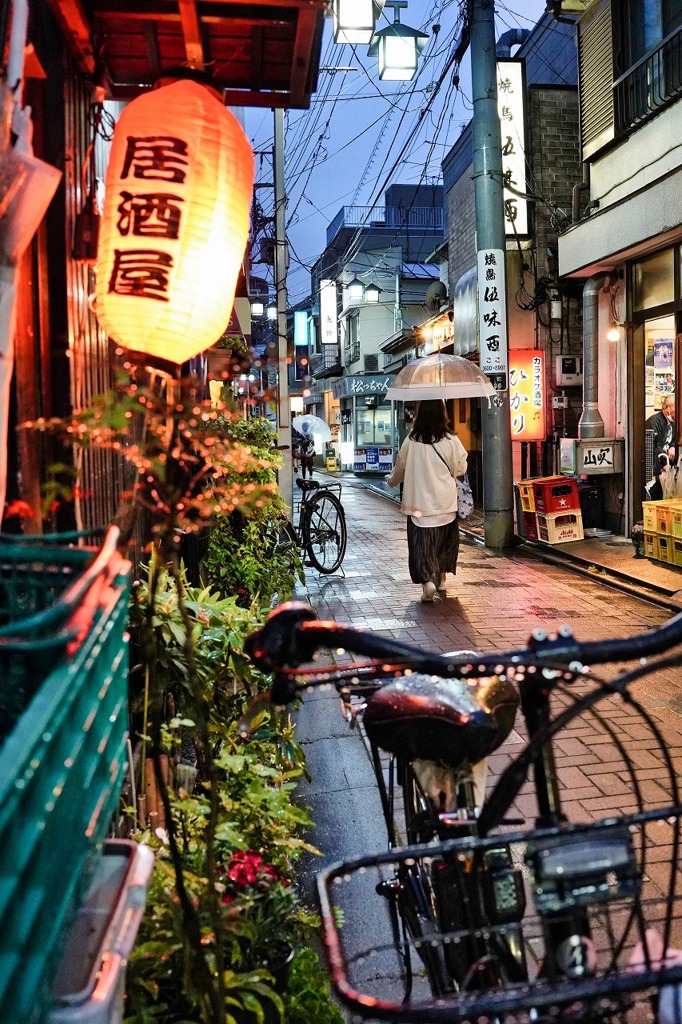雨降り夕暮れ、下町へ　（３）