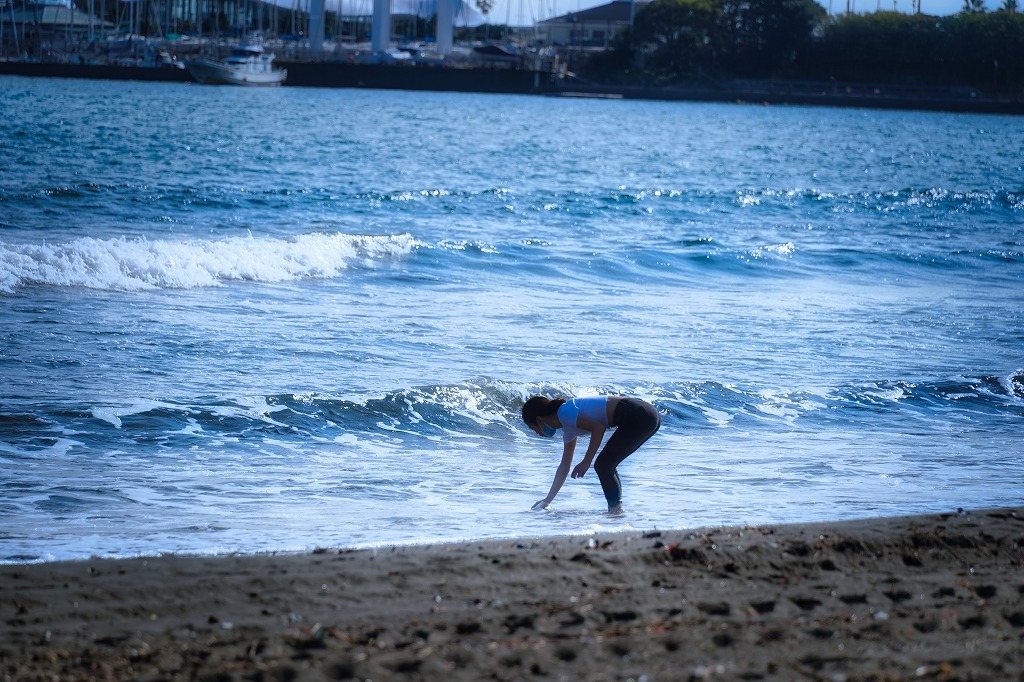 夏のなごりの海岸で