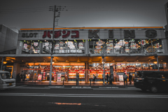 顔をあげて歩いていると