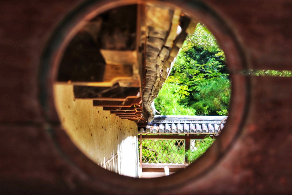 木戸の丸窓