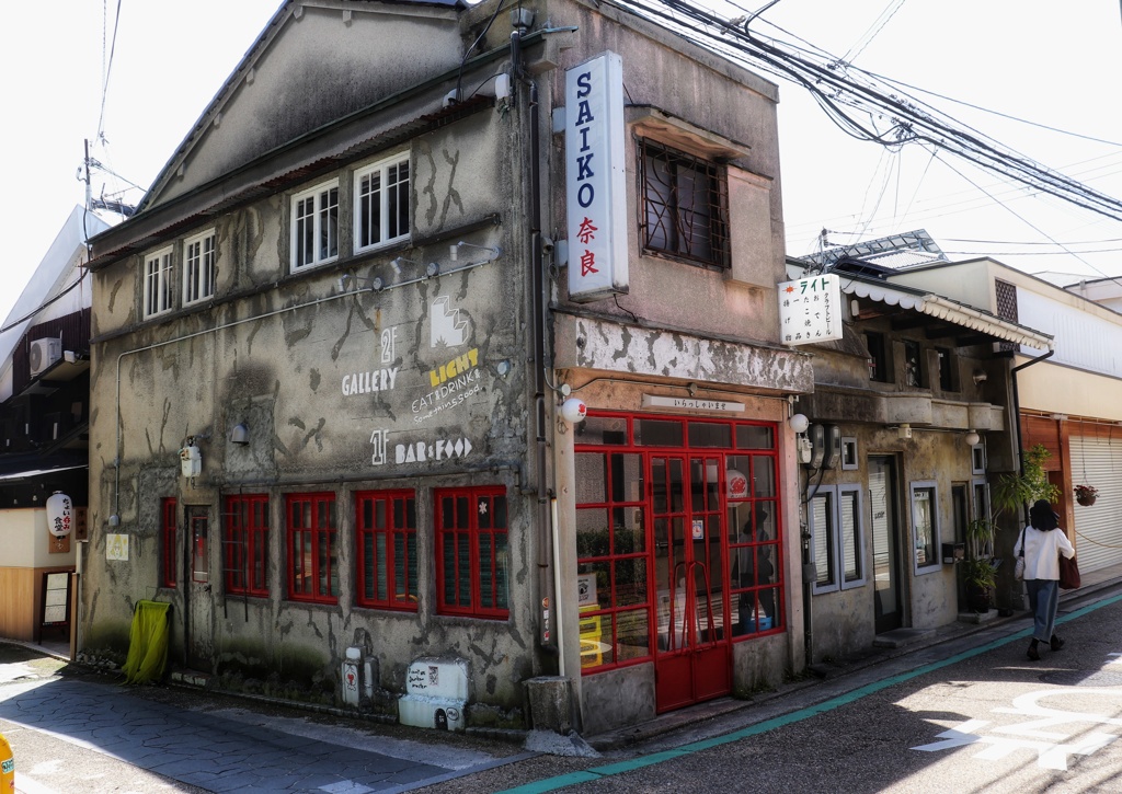 １F:BAR ＆FOOD　　２F:GALLERY