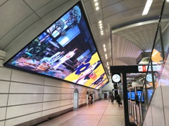 地下鉄巨大スクリーン