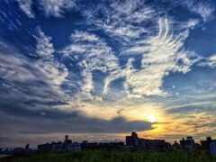 雲踊る夕空