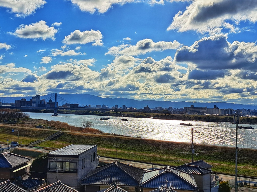 淀川を上る船