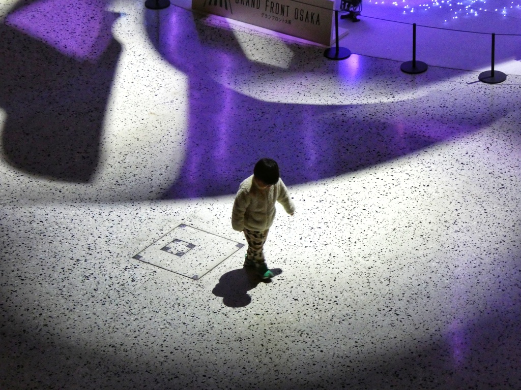 光と遊ぶ男の子