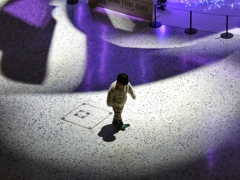 光と遊ぶ男の子