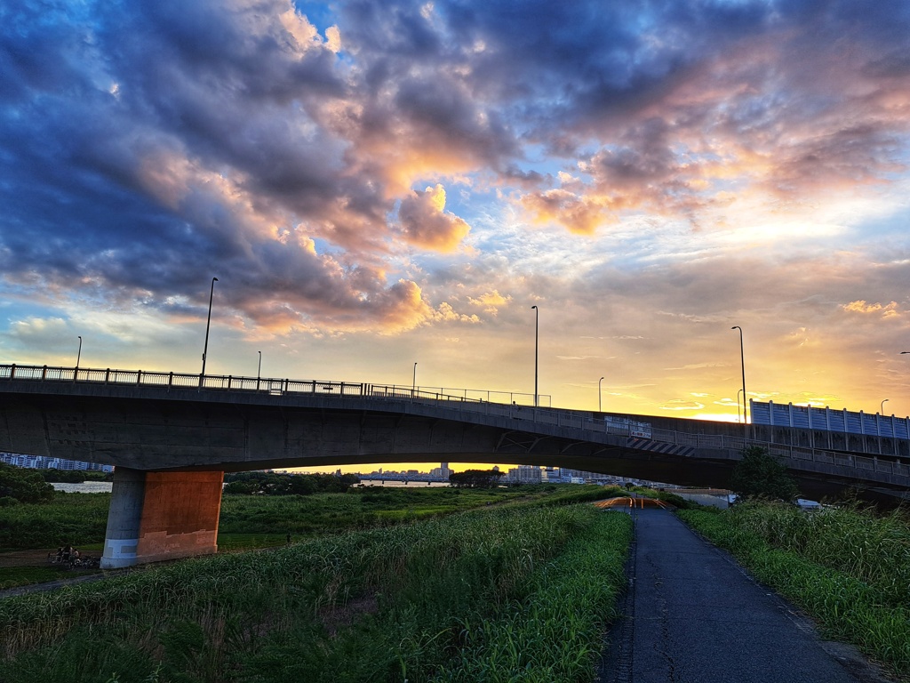 土手からの夕空