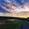 土手からの夕空