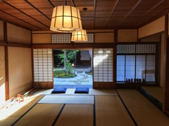 中庭の見える部屋