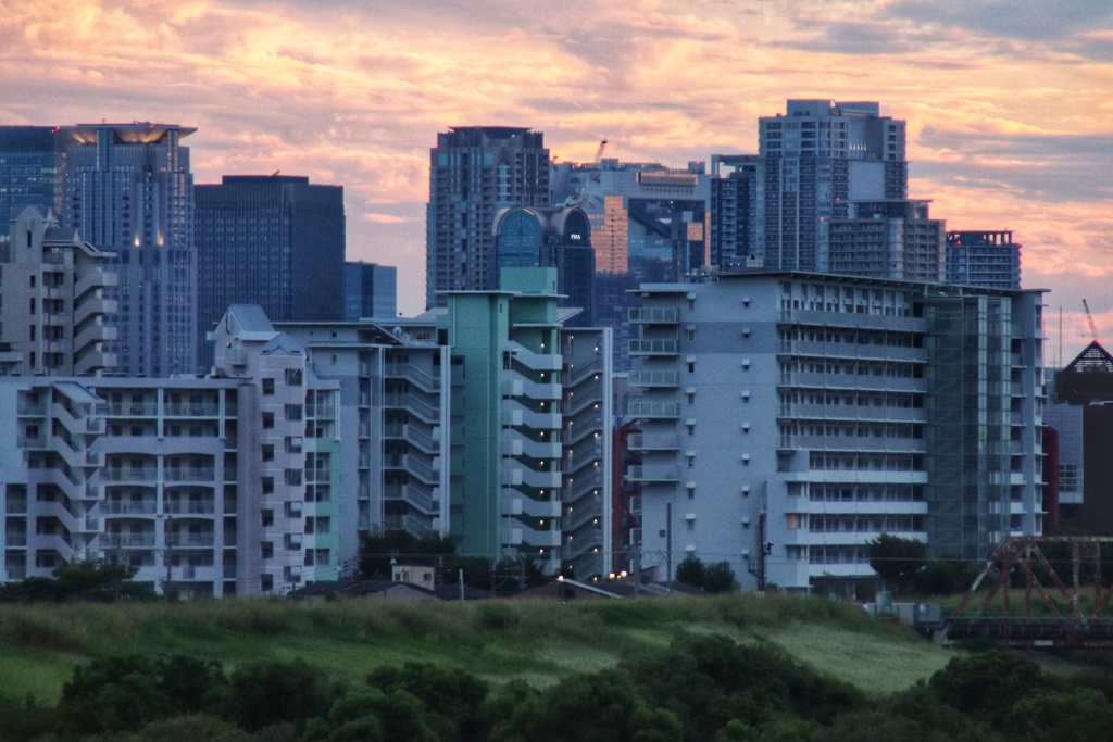 夕暮れの対岸