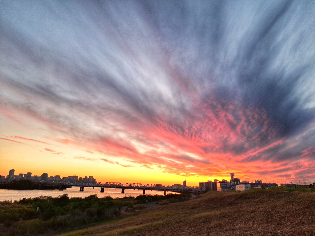 迫り来る夕雲