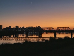 お月様も眺める夕景