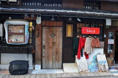レストランと衣料品店