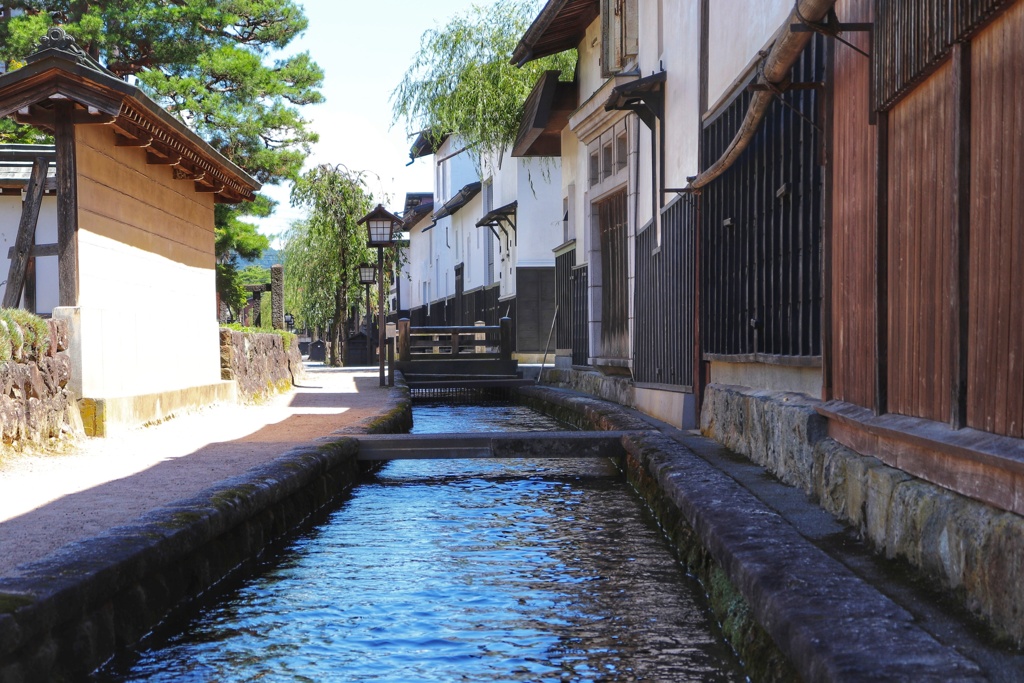 川の流れる町