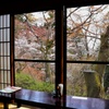 窓際のテーブル