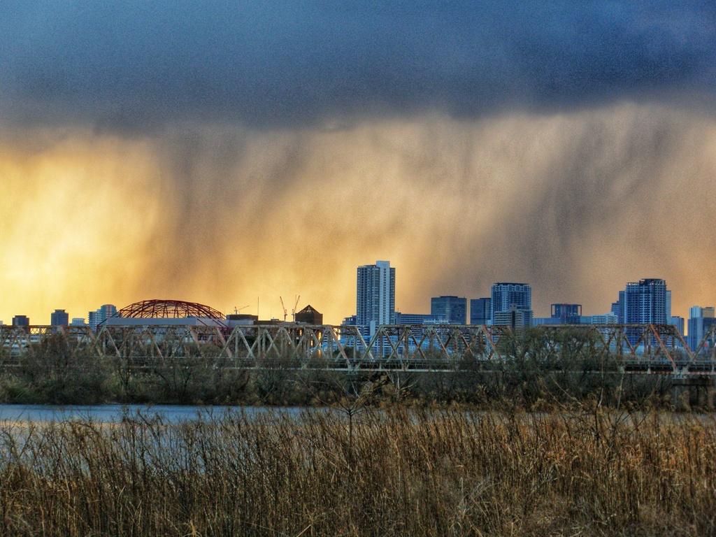 対岸の雨雲