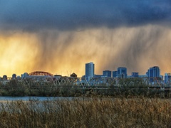 対岸の雨雲