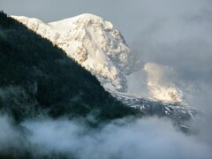 テッシュの町から見える雪山