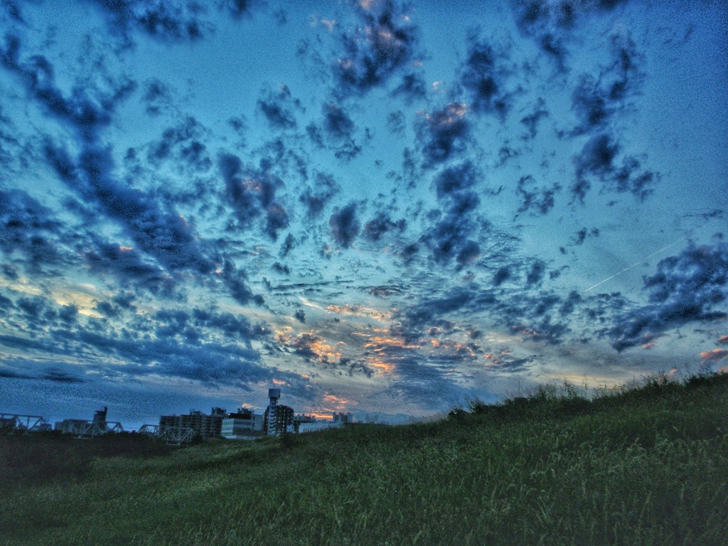 夕暮れの青