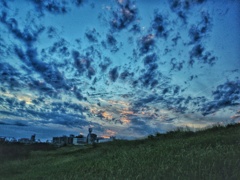 夕暮れの青