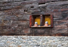 窓辺の丸い物体 窓辺の丸い物体