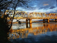 夕陽を浴びる鉄橋