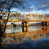 夕陽を浴びる鉄橋