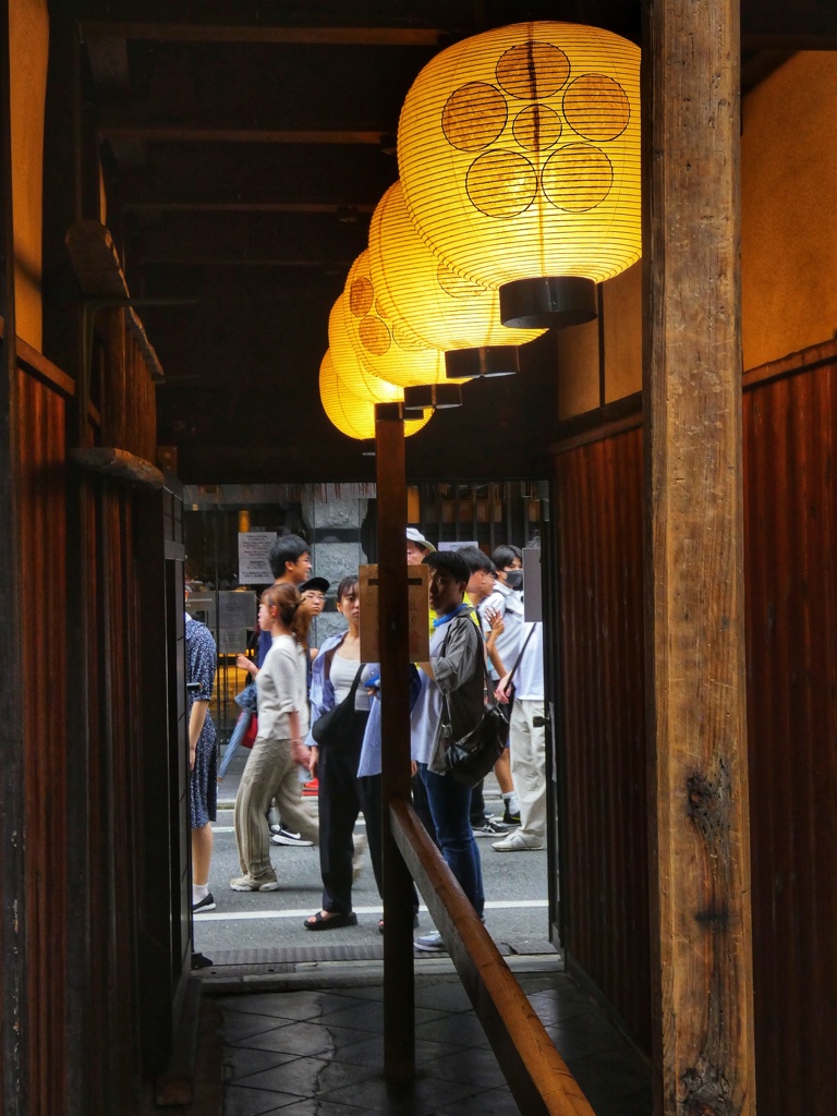 宵山を楽しむ人たち