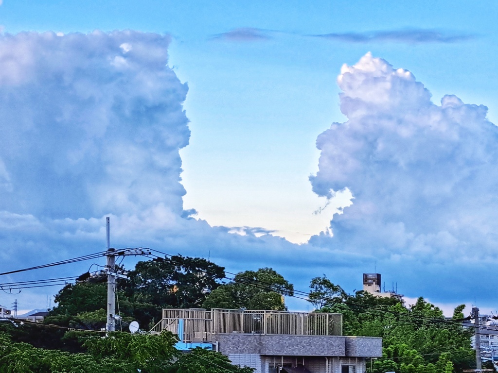 削り取ったような雲