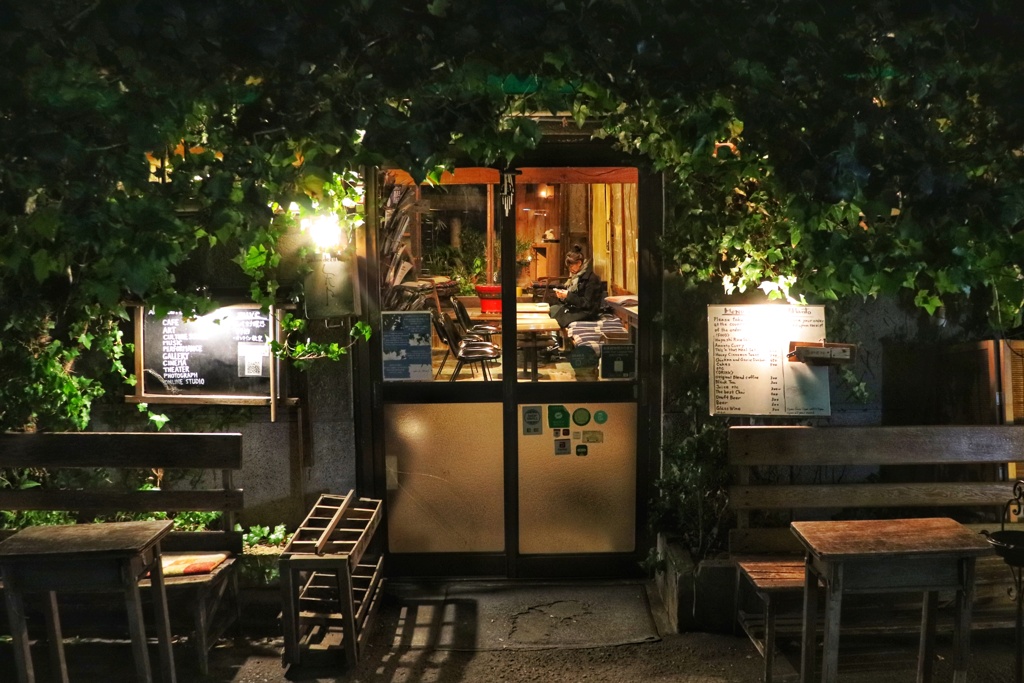 緑溢れるカフェ（夜）