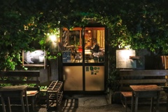 緑溢れるカフェ（夜）