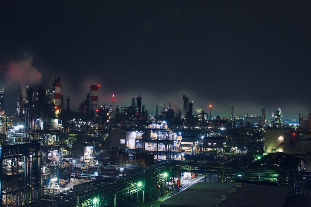 夜の工場