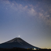 名残りの金星富士と夏の天の川