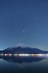 逆さ富士とオリオン座と流星と