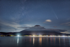 富士と紫金山・アトラス彗星