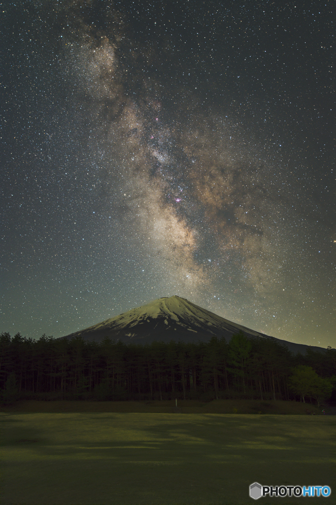 富士に夏の天の川昇る