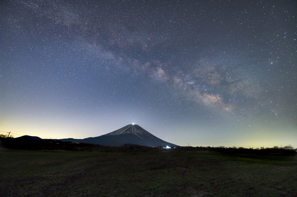 富士と夏の天の川に金星現る