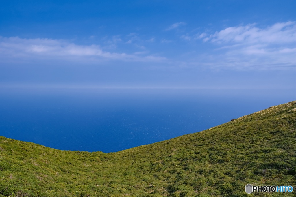 東京都・八丈島 八丈富士から望む青空と青い海 1