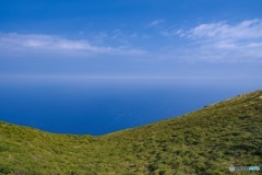東京都・八丈島 八丈富士から望む青空と青い海 1