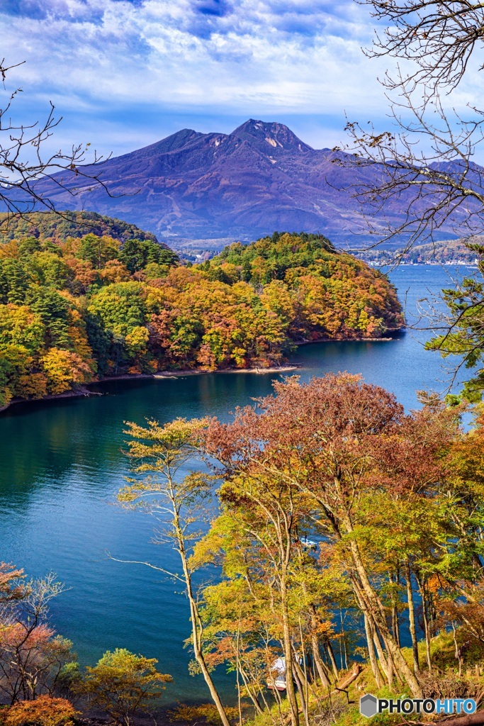 長野県・秋の妙高山と野尻湖の風景