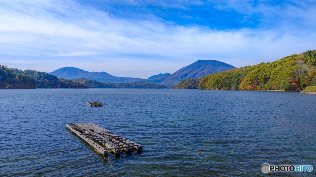 長野県・秋の野尻湖と飯縄山と黒姫山の風景