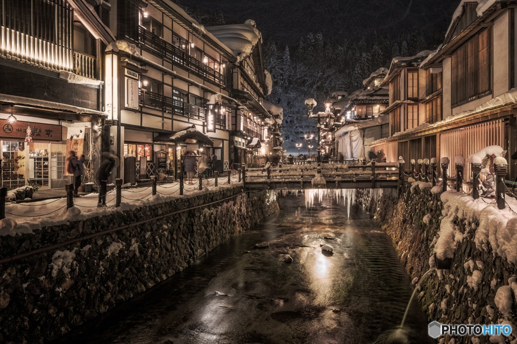 山形県・冬の銀山温泉の夜景