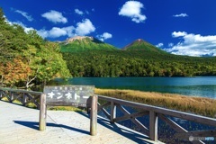 北海道・阿寒国立公園 オンネトーと雌阿寒岳と阿寒富士 1