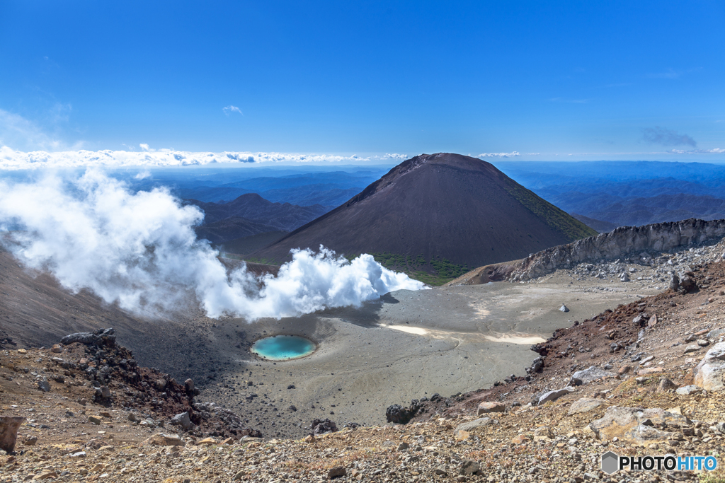北海道・夏の雌阿寒岳から眺める青沼と阿寒富士の風景