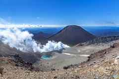 北海道・夏の雌阿寒岳から眺める青沼と阿寒富士の風景