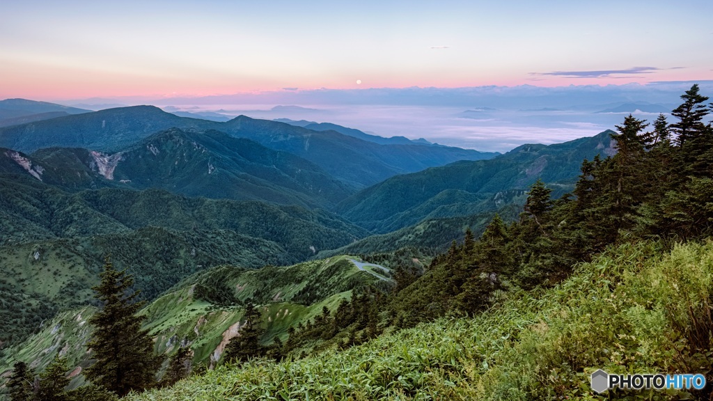 長野県・夏の横手山山頂からの夜明け 1